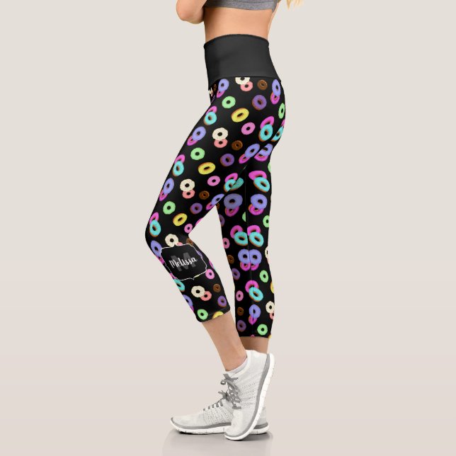 Leggings Capri Guay divertido colorido donuts patrón negro Monogr (Izquierda)