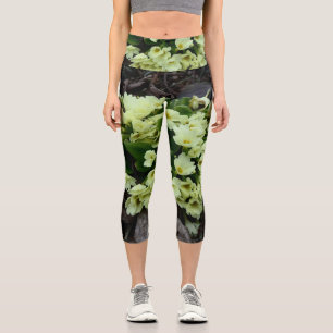 Leggings Capri Hermosa Primula vulgaris Primroses en hojas secas