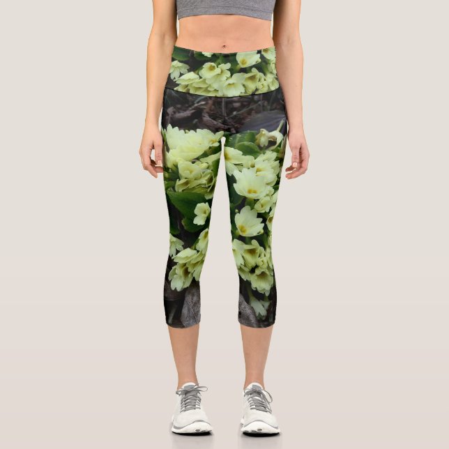 Leggings Capri Hermosa Primula vulgaris Primroses en hojas secas (Anverso)