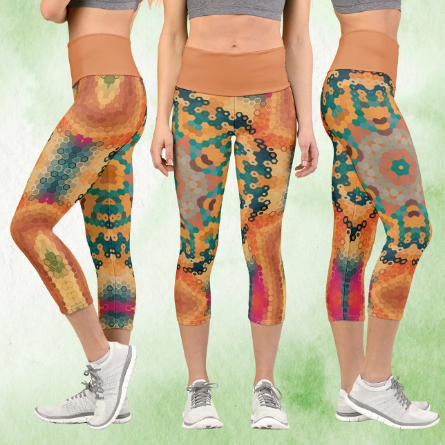 Leggings Capri Hex Mandala Naranja y azul (Orange and Blue Hexagon Mandala Capri Leggings by Wormhole Orbital)