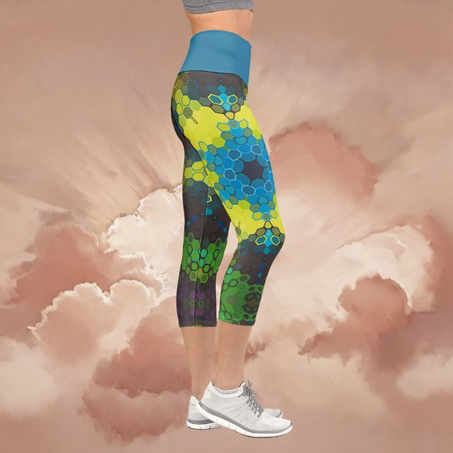 Leggings Capri Hex Mandala Verde Amarillo y Azul (Green and Blue Hexagon Mandala Capri Leggings By Wormhole Orbital)
