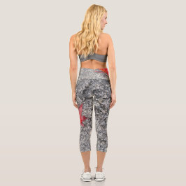 Leggings Capri Hojas rojas en lluvia en camino gris texturizado
