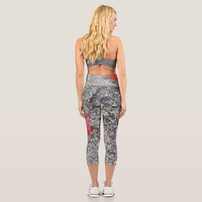 Leggings Capri Hojas rojas en lluvia en camino gris texturizado (Reverso)