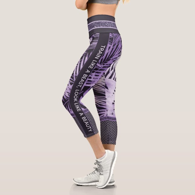 Leggings Capri Hojas tropicales moradas purpurina y cita elegante (Izquierda)