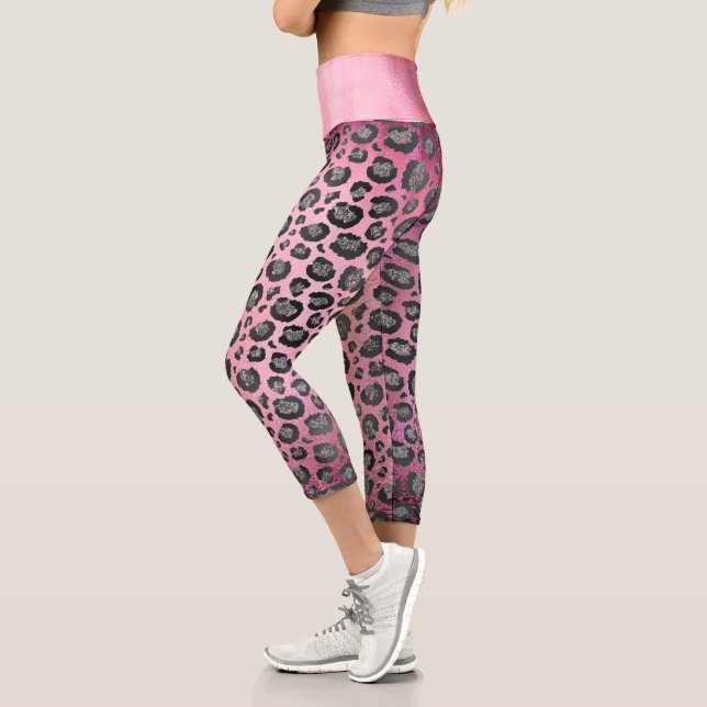 Leggings Capri Impresión Purpurinoso de leopardo plateado en rosa (Izquierda)