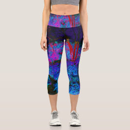 Leggings Capri Impresionante paisaje azul oscuro y jardín rojo