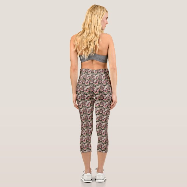 Leggings Capri Impresionante patrón de flores de entrenamiento fe (Reverso)