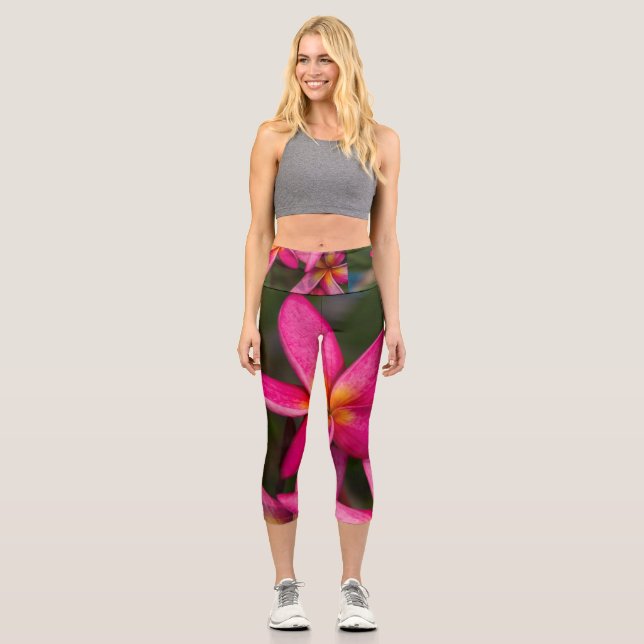 Leggings Capri Invitación de plumeria de fondo de flores exóticas (Anverso)