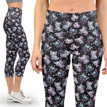 Leggings Capri Kawaii Pastel Gótico Cat-Bat Harajuku Yoga<br><div class="desc">Leyendas del gato del Gótico Kawaii Pastel | Harajuku Inspirado. Leggings del gato-murciélago del Gótico Kawaii Pastel, adornadas con adorables motivos de gatos y gatitos. Podrá disfrutar de la estética del gótico pastel con diseños violeta, lila y violeta en un elegante fondo negro. Perfecto para los amantes de la moda...</div>