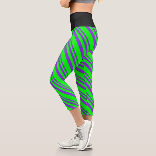 Leggings Capri Legiones de patrón púrpura y lima (Izquierda)