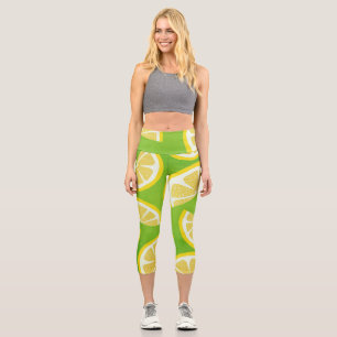 Leggings Capri Lemon Slices en el fondo verde limón