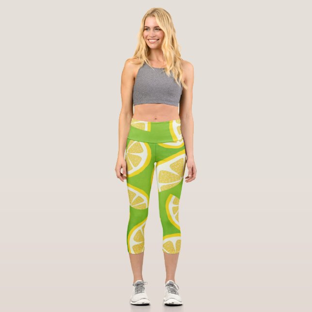 Leggings Capri Lemon Slices en el fondo verde limón (Anverso)