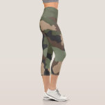 Leggings Capri Letreras capri del patrón de camuflaje de bosques<br><div class="desc">Ejercer con estilo con estas piernas recortadas de camuflaje de madera. El diseño está decorado con una estampada en tonos verde,  marrón y negro con una cintura caqui. Diseñado por la artista ©Susan Coffey.</div>