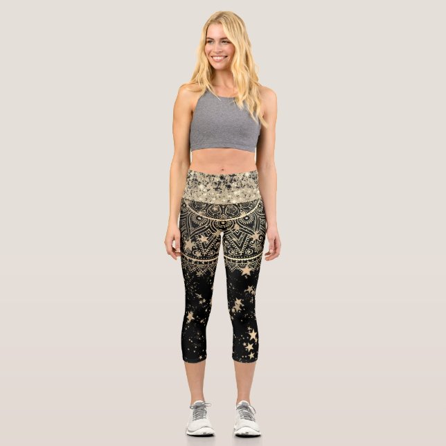 Leggings Capri Mandala encantadora con estrellas de oro en negro (Anverso)