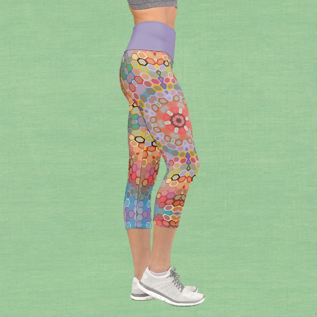 Leggings Capri Mandalá Hexagonal Arcoíris (Rainbow Hexagon Mandala Capri Leggings by Wormhole Orbital)