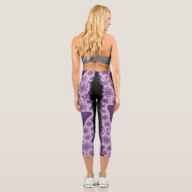 Leggings Capri Mariposa morada con patrón floral (Reverso)