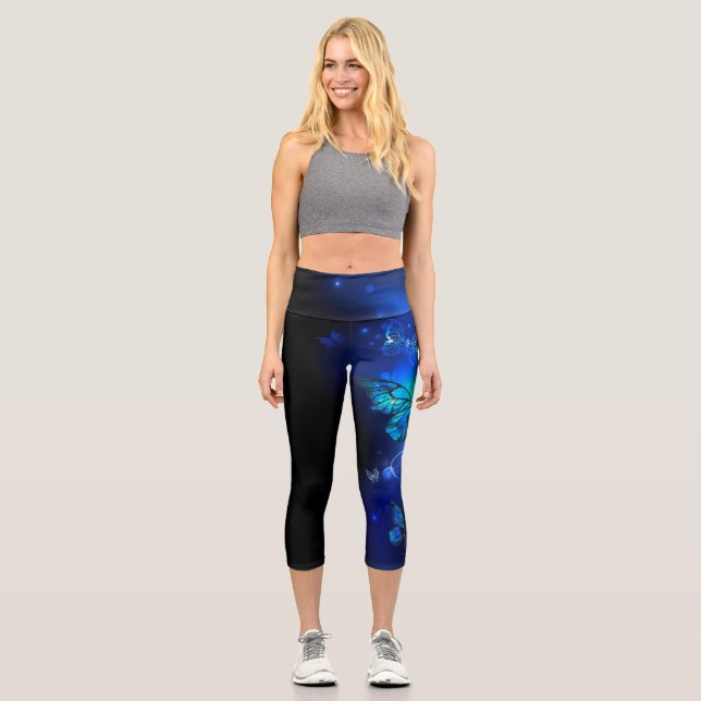 Leggings Capri Mariposa Morpho en fondo oscuro (Anverso)