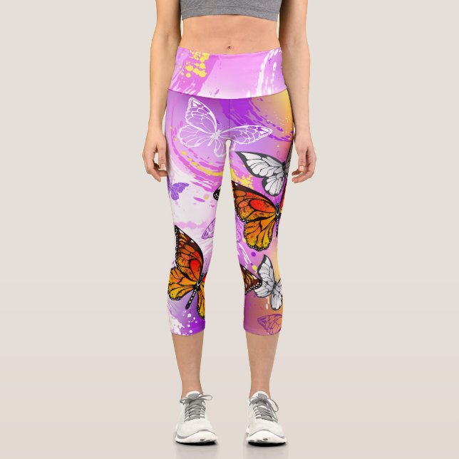 Leggings Capri Mariposas monarcas en fondo morado (Anverso)
