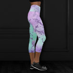 Leggings Capri Mármol de moda | Lavender morado y verde de menta<br><div class="desc">Un degradado de mármol color agua de moda en una paleta oscura de vivos colores azul turquesa, verde menta y lavanda de inspiración mermaid violeta. Este degradado femenino pintado a mano añade el pop de color perfecto. A partir de la colección "Mármolas acuáticas modernas", este diseño presenta movimientos de fluidos...</div>