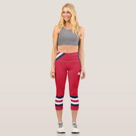Leggings Capri Minimalista, rayas retro blancas y azules en rojo