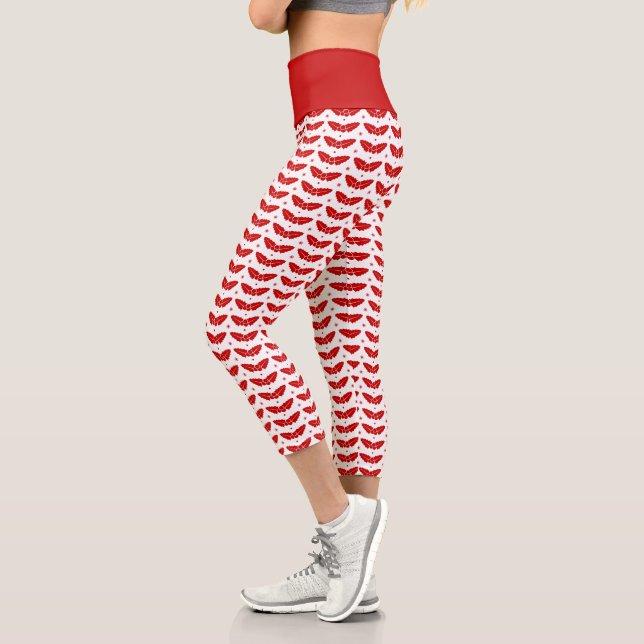 Leggings Capri Mistletas rojos sobre Navidades de fondo blanco (Izquierda)
