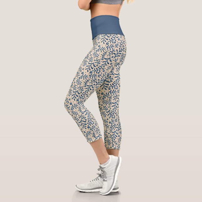 Leggings Capri Moda Patrón botánico azul y crema (Izquierda)