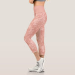 Leggings Capri Moda romántica elegante Damasco floral<br><div class="desc">Elegante diseño adamascado floral de inspiración vintage con flores monocromáticas de durazno pastel monocromo claro-oscuro,  rollitos frondosos y bolsitas de delicadas cintas de encaje. Este patrón es fluido y puede ampliarse o reducirse. El color de la banda de guijarros es el personalizable.</div>