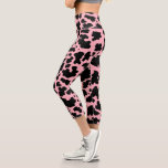 Leggings Capri Moderno Black Cow Spots Print Cowgirl<br><div class="desc">Clásica y moderna piel de vaca rosa y negra diseño de texturas de yoga capri leggings. Huella animal de manchas de vacas</div>