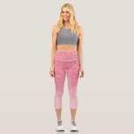 Leggings Capri Moderno purpurina rosado oscuro brillo color de ro<br><div class="desc">Una purpurina rosa oscuro,  jovial y de moda,  brilla sobre el diseño de los pantalones de capri de yoga rosa pastel. Perfecto para estar de moda y jovencita en tu clase de yoga o en cualquier deporte!</div>