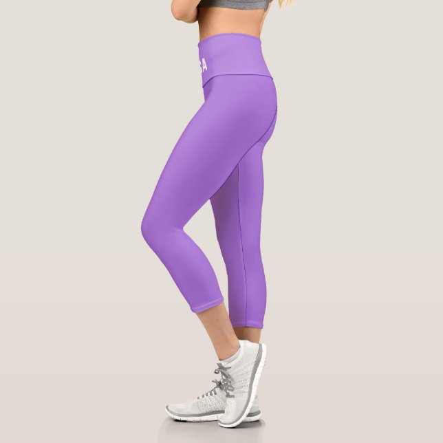 Leggings Capri Moderno texto de yoga blanco editable sobre violet (Izquierda)