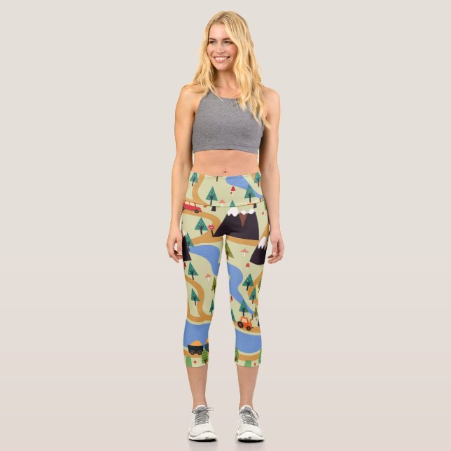 Leggings Capri Montañas, ríos, bosque, patrón de autos. (Anverso)