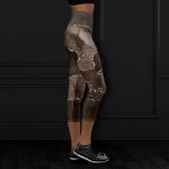 Leggings Capri Moody Agate | Café Brown Golden Bronze Taupe<br><div class="desc">Las acuarelas de la década de 1990 inspiradas en el color gris oscuro y sofisticado marcan la piedra de agate en un tono de joya hondo con Relieve metalizado metálico falso y venas purpurinas en un rico y dramático giro de fluidos abstractos y venas purpurinas. De la colección "Hasta la...</div>