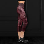 Leggings Capri Moody Agate | Wine Bordeaux Sangria Merlot Maroon<br><div class="desc">Las acuarelas de la década de 1990 inspiradas en el color gris oscuro y sofisticado marcan la piedra de agate en un tono de joya hondo con Relieve metalizado metálico falso y venas purpurinas en un rico y dramático giro de fluidos abstractos y venas purpurinas. De la colección "Hasta la...</div>