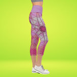 Leggings Capri Mosaico Mandala Flor rosa y blanco<br><div class="desc">Esta flor de mosaico caleidoscópica presenta unas brillantes baldosas rosas y blancas. Su geometría vívida está inspirada en fractales,  mandalas y mosaicos de vidrio manchado. ¡Consigue este diseño trippy para tu amigo favorito que ama los colores brillantes!</div>