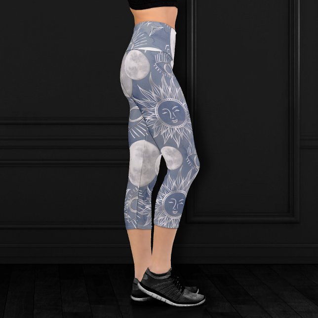 Leggings Capri Mystique solar | Dusty Blue Silver Moon Stars Sun (Subido por el creador)