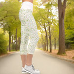 Leggings Capri Naturaleza Amarilla Verde Patrón De Freno De Hojas<br><div class="desc">Este diseño de estilo natural presenta un fondo de patrón de hoja de helecho sobre blanco con una banda de cintura de color complementaria.</div>