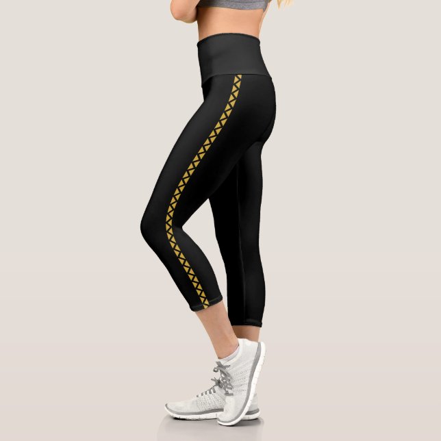 Leggings Capri negros con franja lateral dorada at (Izquierda)