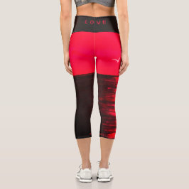 Leggings Capri Negros y Rojos con Texto Amor