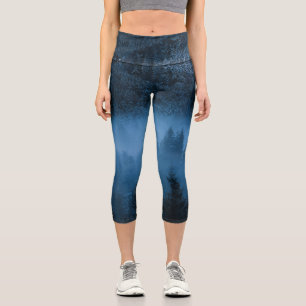 Leggings Capri Niebla mágica sobre el bosque de picor de nieve