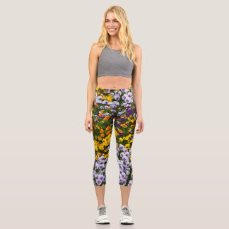 Leggings Capri pansies en el jardín. Imagen natural