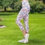 Leggings Capri Patriótico de los fuegos artificiales del Azul Bla<br><div class="desc">Letreras divertidas y festivas con un diseño de fuegos artificiales rojos blancos y azules. Perfecto para su celebración del 4 de julio,  evento patriótico o simplemente ejercicios diarios en el gimnasio. También es ideal para torneos o eventos deportivos - compita con su pareja o equipo.</div>