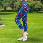 Leggings Capri Patriótico de los fuegos artificiales del Azul Bla<br><div class="desc">Letreras divertidas y festivas con un diseño de fuegos artificiales rojos blancos y azules. Perfecto para su celebración del 4 de julio,  evento patriótico o simplemente ejercicios diarios en el gimnasio. También es ideal para torneos o eventos deportivos - compita con su pareja o equipo.</div>