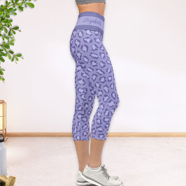 Leggings Capri Patrón animal monogramado de leopardo púrpura