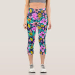 Leggings Capri Patrón de acuarela de hojas florales de color amar<br><div class="desc">Este patrón luminoso y vibrante es perfecto para los meses de verano. Tiene neón pintado a mano rosa, neón amarillo, coral rosado y flores verdes verde azuladas y hojas encima de un simple fondo azul marino. Es artístico, moderno, fresco, único y original. Estilizar con esta pieza pintada a mano realizada...</div>