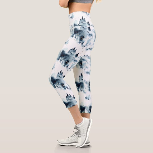 Leggings Capri Patrón de acuarela del bosque azul de medianoche (Izquierda)
