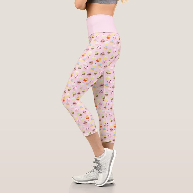 Leggings Capri Patrón de alimentos de pastel cúbico rosado (Izquierda)