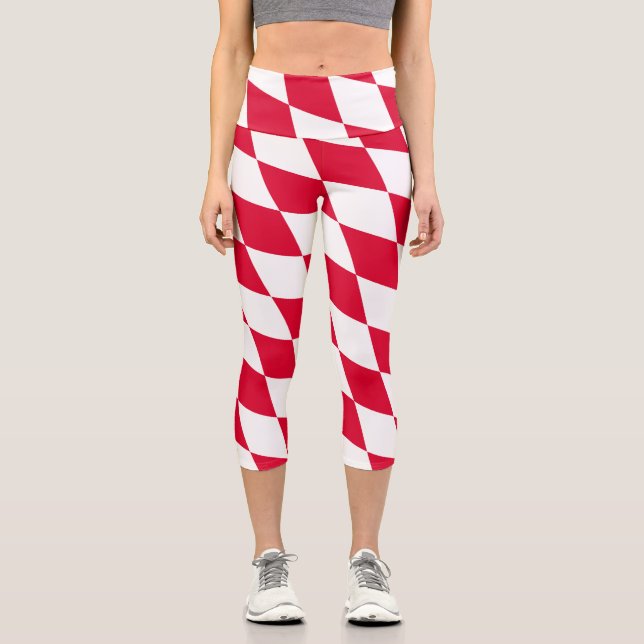 Leggings Capri Patrón de bandera de diamantes de Baviera roja y b (Anverso)