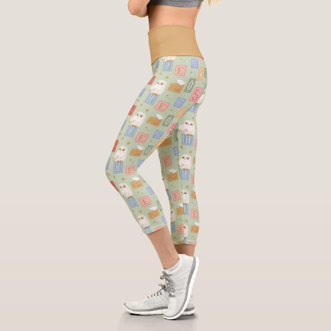 Leggings Capri Patrón de bloque de letras de Hedwig Post (Izquierda)