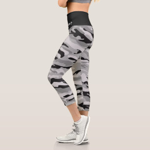 Leggings Capri Patrón de camuflaje negro de nombre personalizado