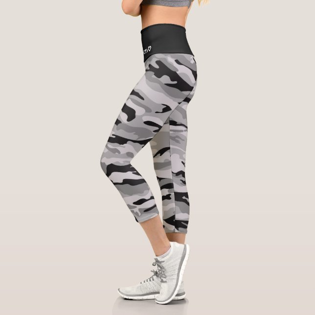 Leggings Capri Patrón de camuflaje negro de nombre personalizado (Izquierda)